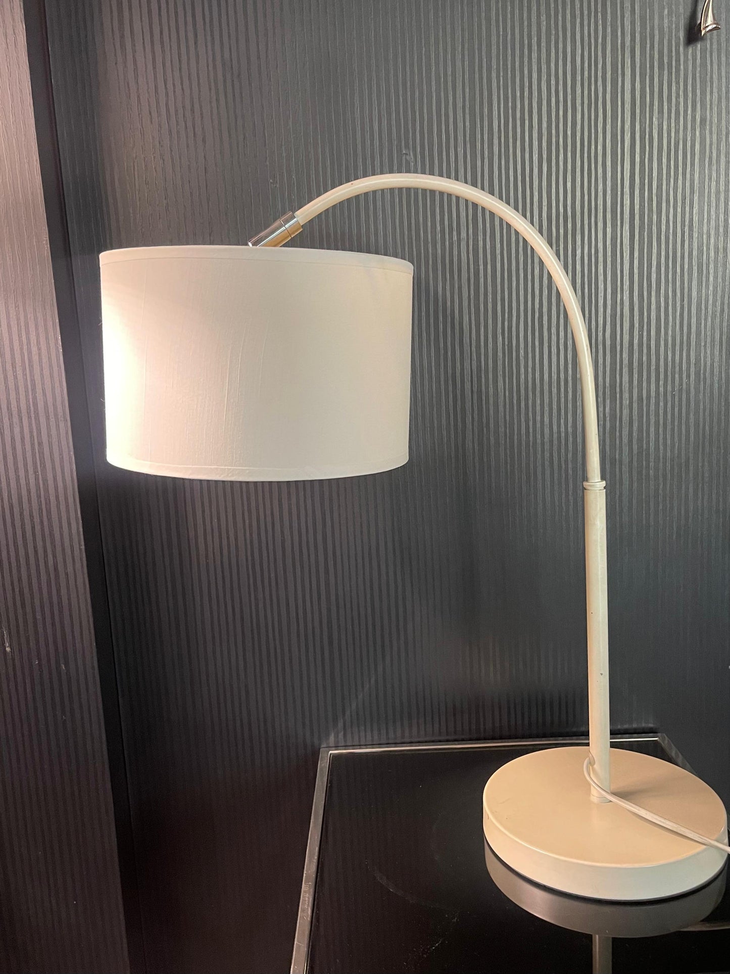 Curve and Serve white Table Lamp