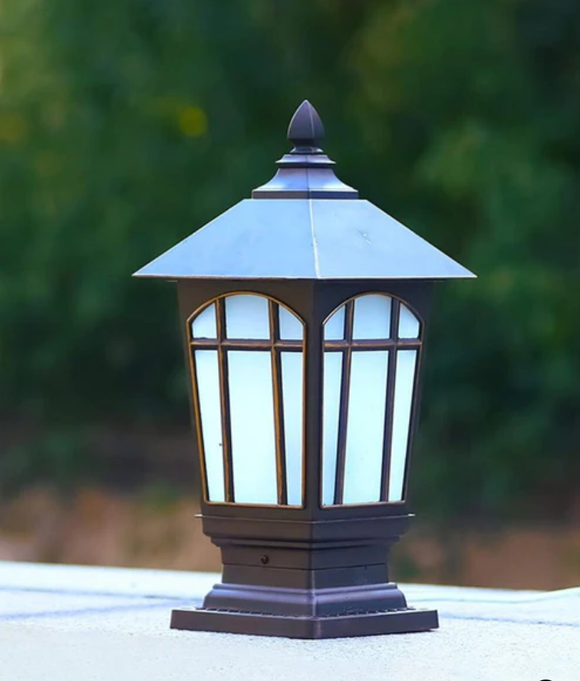 The Arcadia Crown Classic Gate Light
