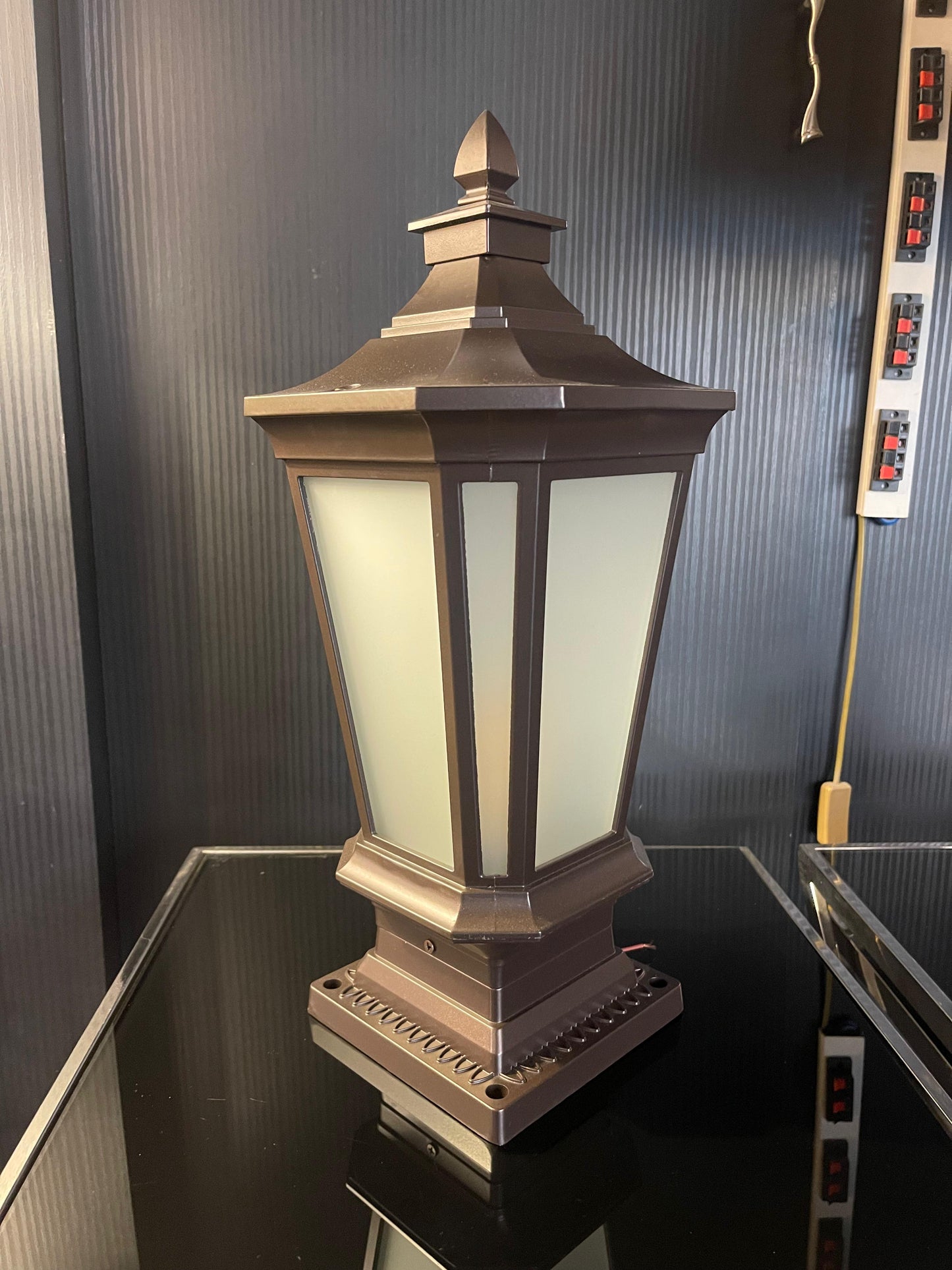 The Manor Beacon Classic Gate Light