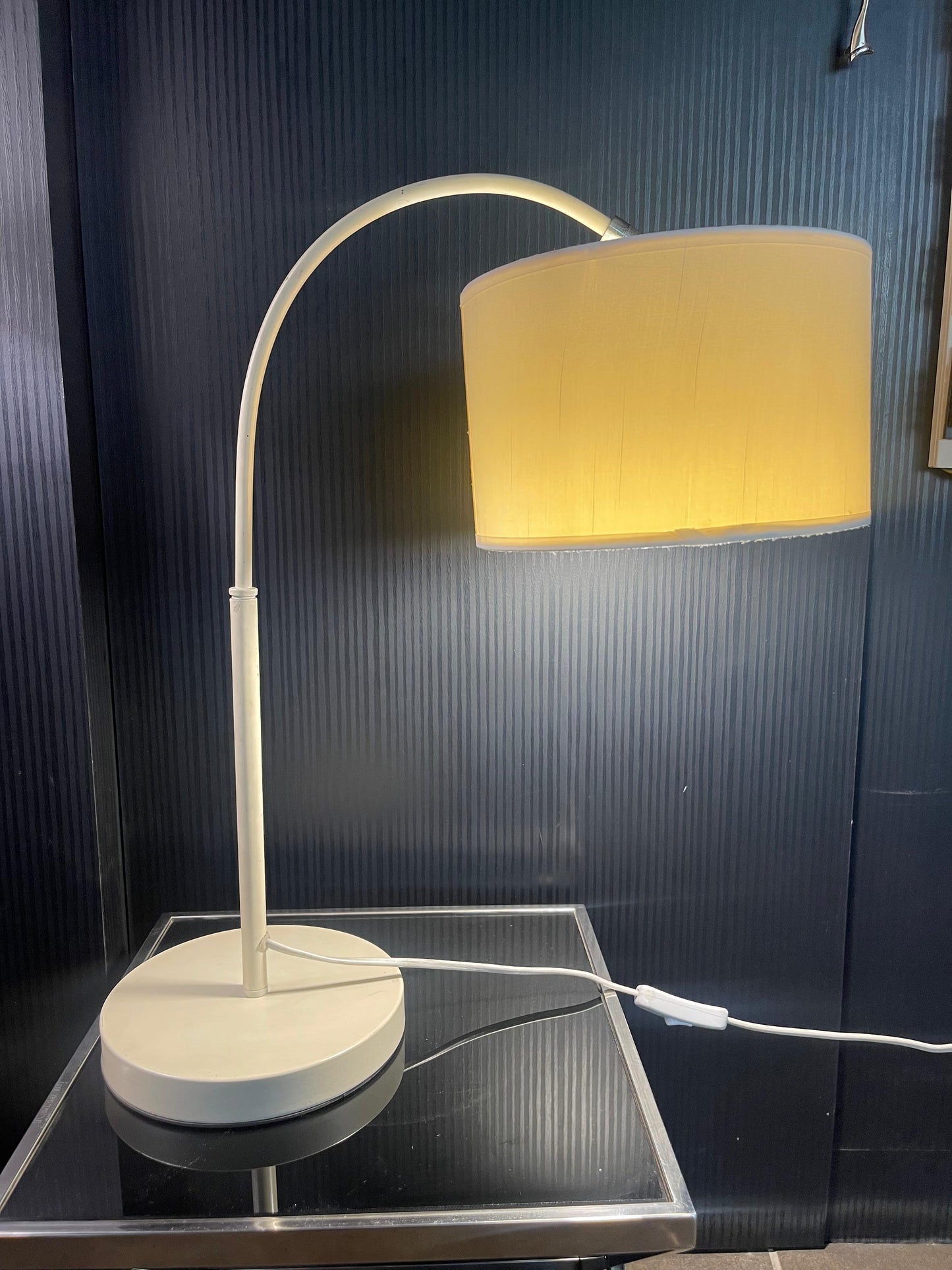 Curve and Serve white Table Lamp