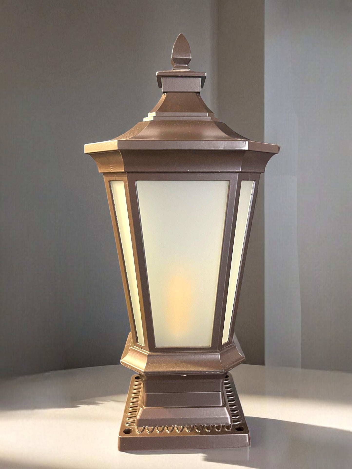 The Manor Beacon Classic Gate Light